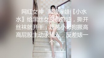 3K原始版全景厕拍-黑丝黑高跟黑制服丸子头女神,擦B的时候发现摄像头,一直偷偷笑