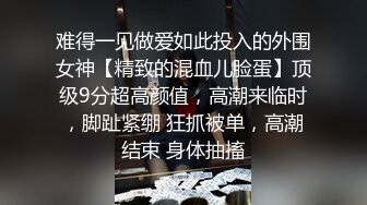    健身房厕所尿尿听到隔壁厕间有奇怪的声音意外偷拍到教练和女学员在里面嘿哟简直就是活春宫