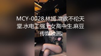 大神潜入商场女厕偷拍美女店员的小肥B光线不够小手电来凑