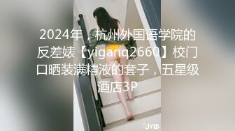 济南水淹了 妹子撩起裙子过马路 这是忘了穿内裤了吗？