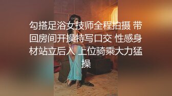 花重金雇的保_洁阿姨进入大_学女澡堂❤️偷_拍好多的美女洗澡换衣服 (1)