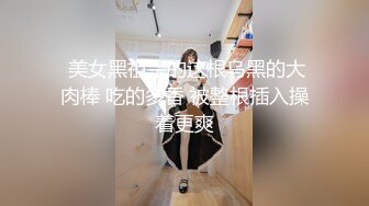 超美短裙美女喝多了急的团团转直好在路边撒尿