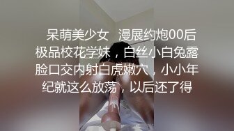 颜值不错小姐姐穿着白衣牛仔裤，坐沙发上揉捏她