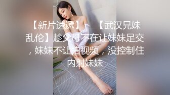 背带裤短丝袜的烫发熟妇