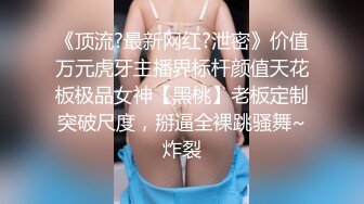 带美瞳气质女神，长发飘飘一个人直播，模特身材咪咪很粉嫩，双手搓奶子太骚了