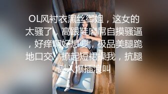 公司厕所偷拍美女下属脱了文胸让领导玩奶，一边给领导吹箫打飞机