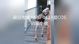 【自制字幕】身穿黑色外套的肉嫩妹子沙发上互摸亲吻，抬腿抽插猛操