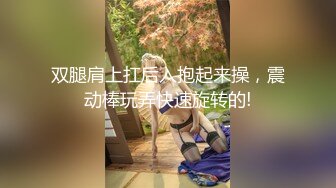 皮肤特白的少妇，老公夜班领我去她家客厅