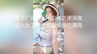  小骚逼露脸洗干净了伺候小哥哥诱惑狼友，舔鸡巴的样子好骚吸蛋蛋