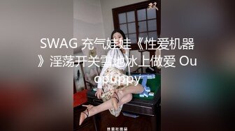 十二月最新流出国内厕拍大神潜入商场女厕全景偷拍眼镜妹看啥片子裤子也不穿站着看