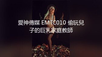 少女在厨房做事的时候突然好想吃大鸡巴,刚好出现两个男人解飢渴