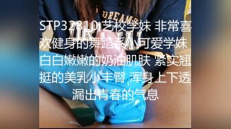 很火的家庭摄像头，美艳少妇和闺女睡觉，闺女很安静，少妇似梦游地脱掉衣服开始揉逼，大腿劈开裸睡！