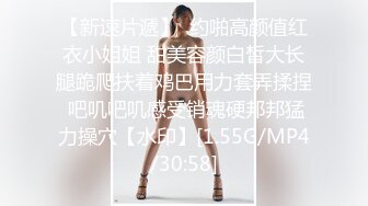 颜值小妹大战纹身小哥，全程露脸温柔的舔弄大鸡巴，让小哥后入压在身下爆草，浪叫呻吟表情好骚精彩又刺激