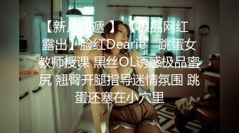  10 熟女阿姨 穿着开档黑网丝袜 丰腴的身材 坐在办公桌上 被无套输出 一脸享受浪叫着