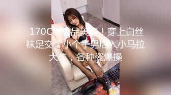 一男双飞大战两个美少妇换着打飞机，女上位啪啪做爱