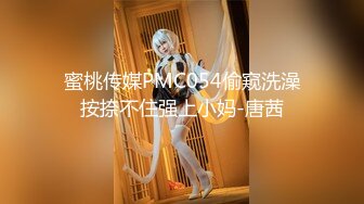 【双穴齐入】气质少妇被多人同时调教，叠罗汉爆干小少妇的两个洞