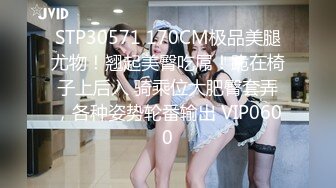 跟随偷窥跟男友逛街漂亮小姐姐 小内内小屁屁 吃的很开心