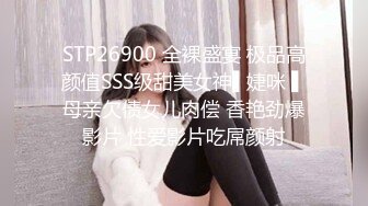 美女如云的韩国女厕偷拍人品不错的羽绒服美眉尿完仔细的擦拭厕板