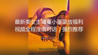 刺激淫妻露出✿淫妻车内完全露出了，代驾师傅开车进来整个人震惊了！整个人语无伦次，让他摸又不敢，真是个怂货