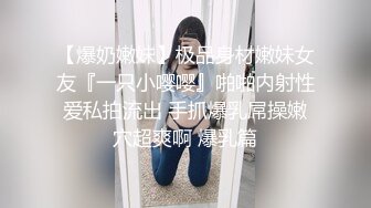 教室裏激情啪啪大秀，小情侶膽真肥，教室講臺上後入狂艹，邊看課本邊艹