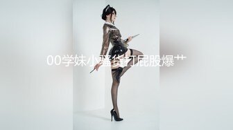 两个芭蕾舞演员在舞房练舞做爱,门外还有人观看