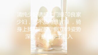 牛仔裤蜜桃臀女神，衣服都没有脱，无套深入一线天的嫩穴