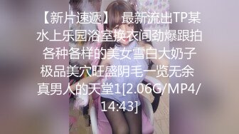   榨汁机小妹妹白丝诱惑跟狼友互动撩骚，按摩棒玩弄逼逼撅着屁股给狼友看