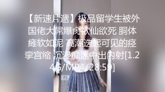 万人求重磅福利，OF极品大乳头原味小清新反差女神【纭纭】订阅，白皙蜜桃臀粉嫩美鲍道具紫薇各种淫态勾引 (4)