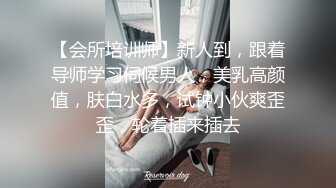  粉嫩嫩小美女看的心痒痒受不了 扛着笔直美腿压上去啪啪 猛力撞击抽送