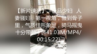 年轻胸前纹身的老婆给老公打飞机撸硬，女上位秒变榨汁打桩机