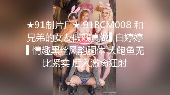 大街上跟拍的極品黑絲美少婦,性感內內就包了半個屁股,是男人都受不了