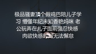 气质美少妇！外表甜美文静！却骚的很激情自慰，开档内裤露肥穴，假屌地上骑坐