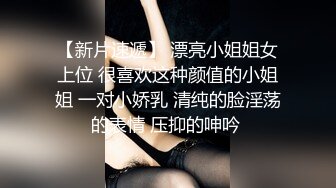  小女仆被主人压在沙发上后入，特意给黑丝脚底板来个特写！