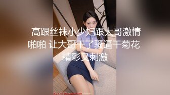 【新片速遞】  颜值不错的轻熟女露脸激情3P，让两个小哥玩弄，口交大鸡巴揉奶玩逼，道具抽插后入爆草嘴里还要屌鸡巴好嗨奥