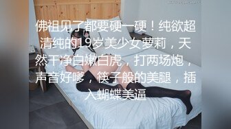 金发美艳人妖胸前纹身性感妖艳脱下小花裙自摸超长屌深深插入后门通并享受着