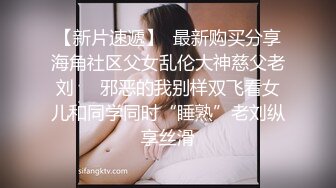 老婆在直播老公在旁边看